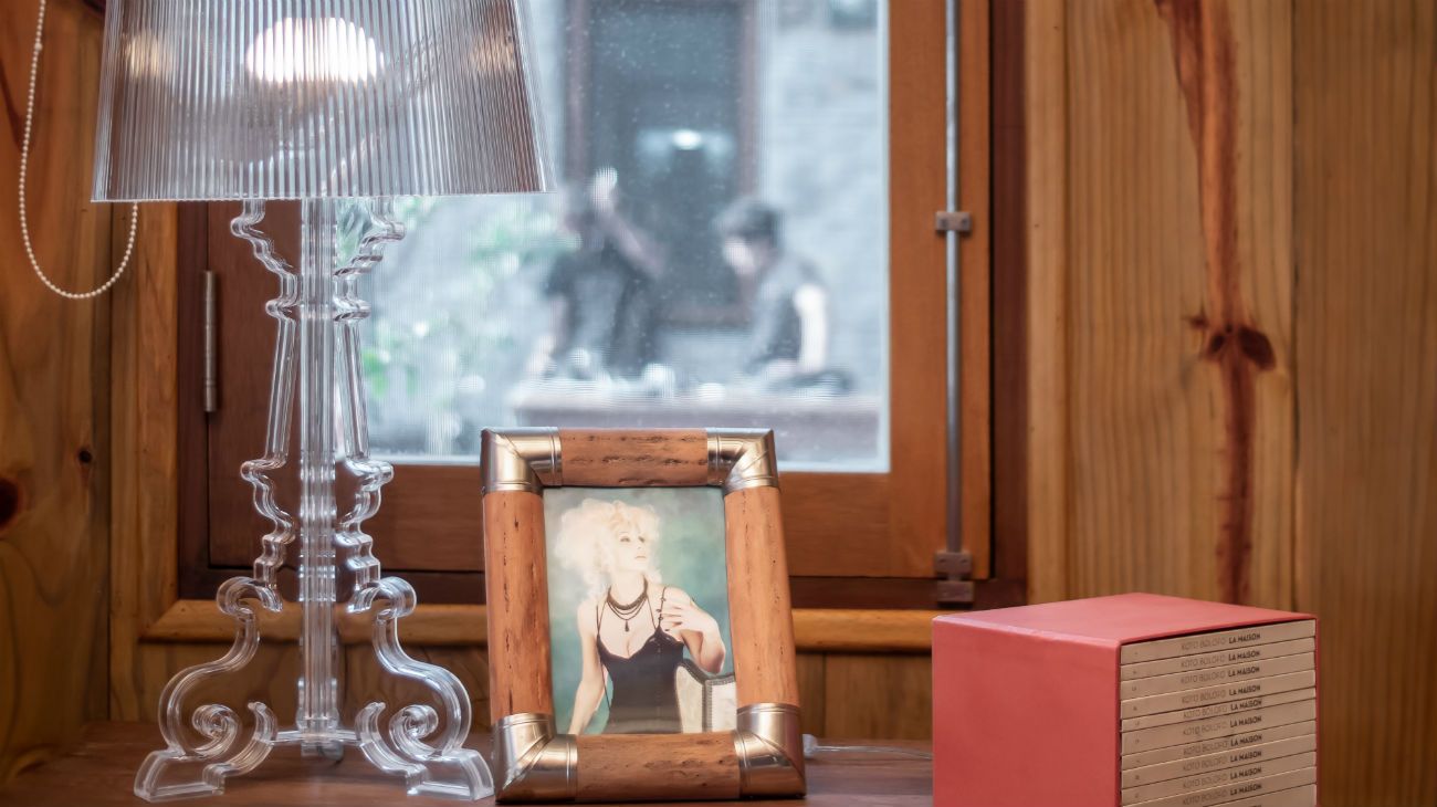 ESPACIOS. No hubo lugar de la casa que los invitados no pudieran visitar. El más fotografiado fue el cuarto de Susana. Y también la amplia cocina con un horno de barro incluido. Madera, piedra y cemento alisado dominan la arquitectura de “La Tertulia”. La piscina, otro item destacado de la propiedad.