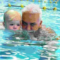 FOTOS | Flavio Mendoza acompaña a su hijo, Dionisio, a practicar matronatación