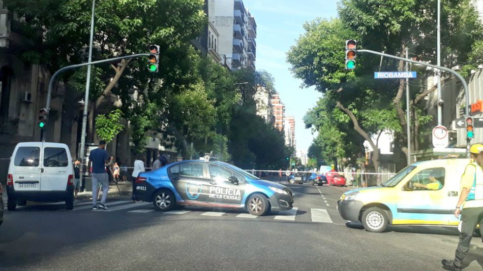 La policía cortó el transito para las pericias por el hombre atropellado en Congreso.