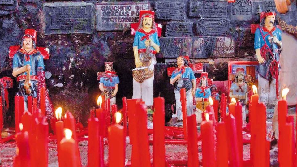 Como cada 8 de enero, miles de devotos del Gauchito Gil se congregaron en Mercedes, Corrientes. En Santos ruteros Gabriela Saidon cuenta la historia de este santo pagano y de la Difunta Correa.