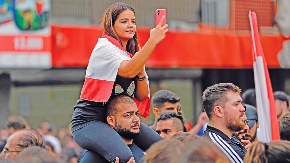 Líbano. “El gobierno puso un impuesto de 20 centavos diarios a los usuarios de Whatsapp y se desató una reacción violenta”.