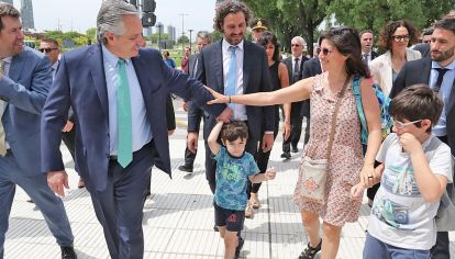 Nestorizado. Fernández camina desde el helicóptero a la Rosada y se saca selfies con turistas.