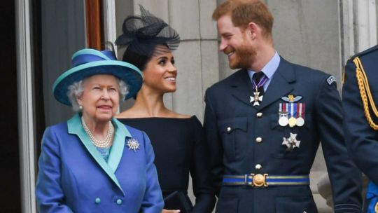 La reina y el príncipe Harry con Meghan Markle en la celebración de su cumpleaños.