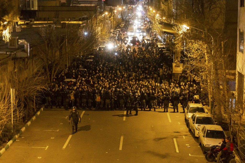 Los líderes de Irán están bajo una presión creciente tras el derribo accidental de un vuelo comercial. La gente salió a protestar a las calles todo el fin de semana. Acusan a los gobernantes de ocultarles la verdad.