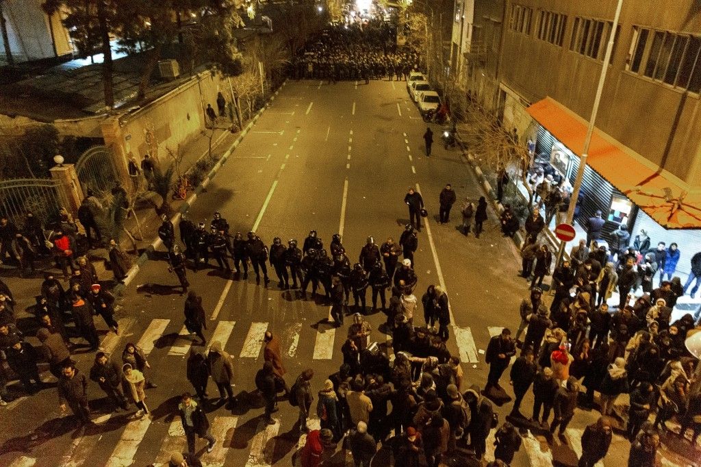 Los líderes de Irán están bajo una presión creciente tras el derribo accidental de un vuelo comercial. La gente salió a protestar a las calles todo el fin de semana. Acusan a los gobernantes de ocultarles la verdad.