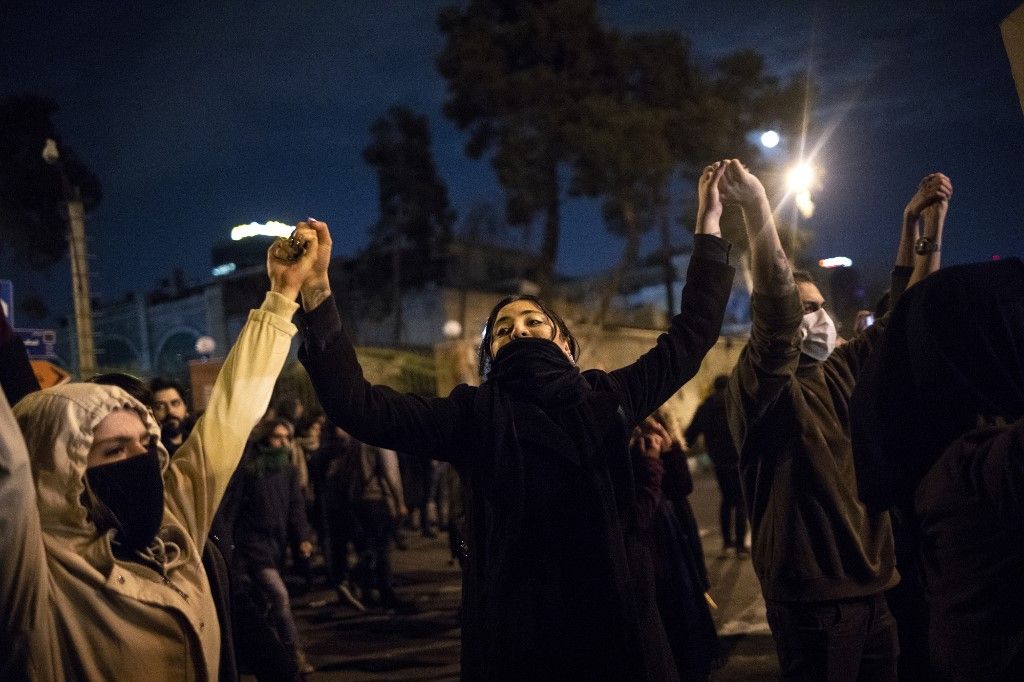 Los líderes de Irán están bajo una presión creciente tras el derribo accidental de un vuelo comercial. La gente salió a protestar a las calles todo el fin de semana. Acusan a los gobernantes de ocultarles la verdad.