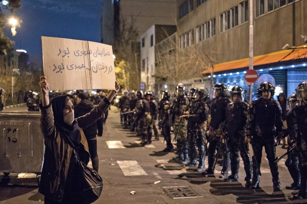 Los líderes de Irán están bajo una presión creciente tras el derribo accidental de un vuelo comercial. La gente salió a protestar a las calles todo el fin de semana. Acusan a los gobernantes de ocultarles la verdad.