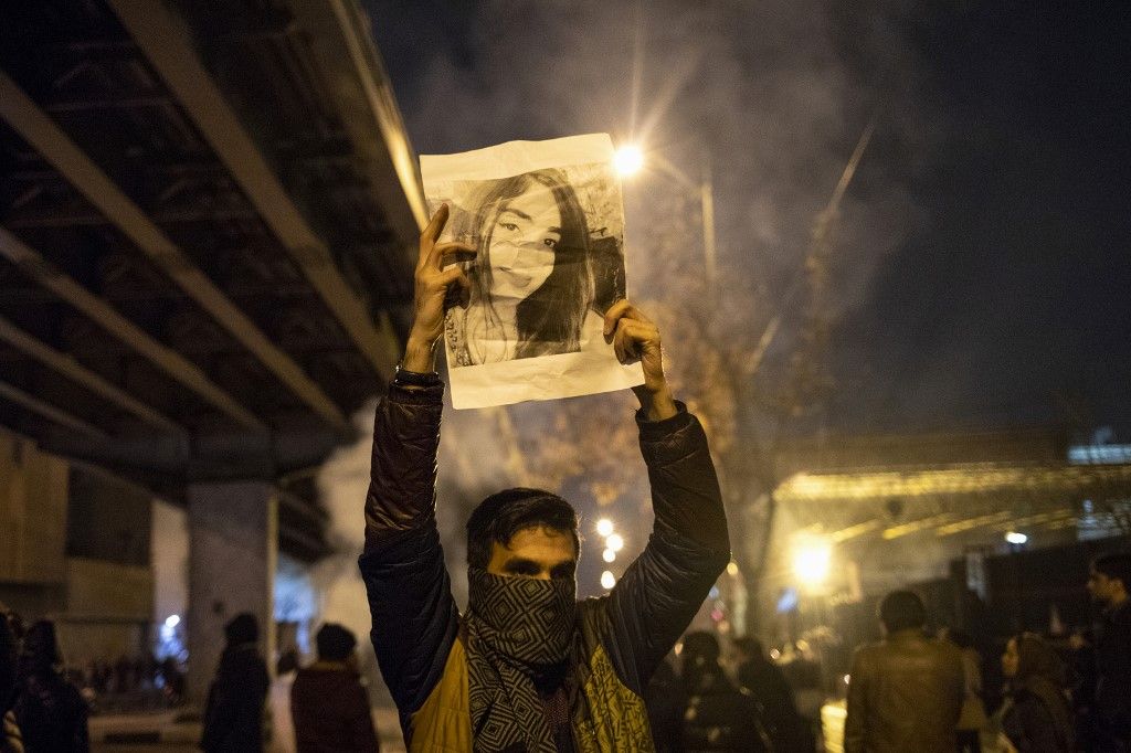 Los líderes de Irán están bajo una presión creciente tras el derribo accidental de un vuelo comercial. La gente salió a protestar a las calles todo el fin de semana. Acusan a los gobernantes de ocultarles la verdad.