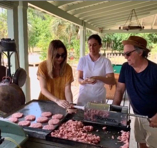 Pacha Cantón en su Finca Narbona, preparando hamburguesas caseras para Federico Alvarez Castillo y su familia.