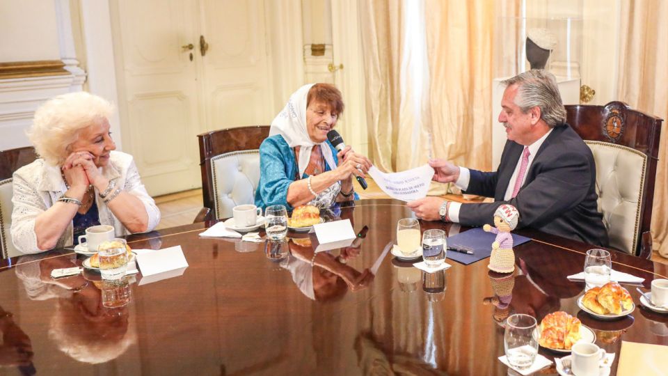 Estela de Carloto y Taty Almeida con Alberto Fernández.