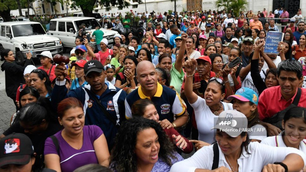 Manifestantes chavistas se congregaron desde temprano en las inmediaciones de la Asamblea Nacional en Caracas.