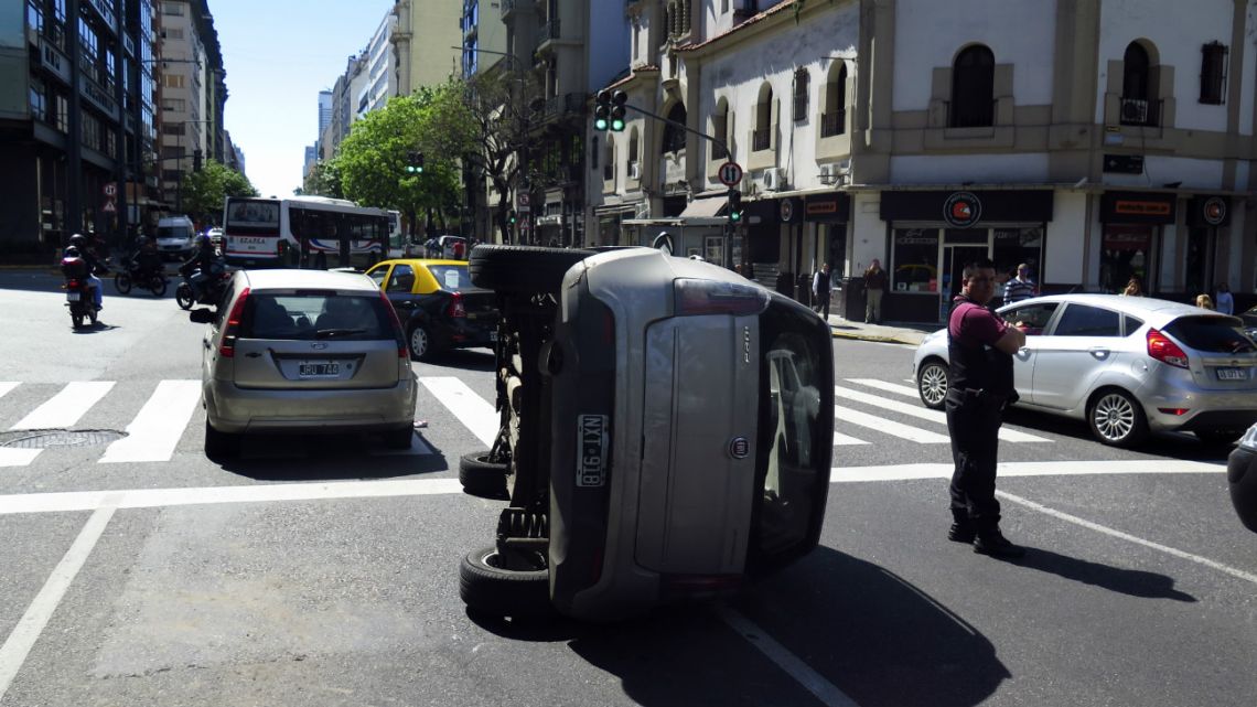 An accident at the intersection of Belgrano Avenue and Piedras, in the Montserrat district.