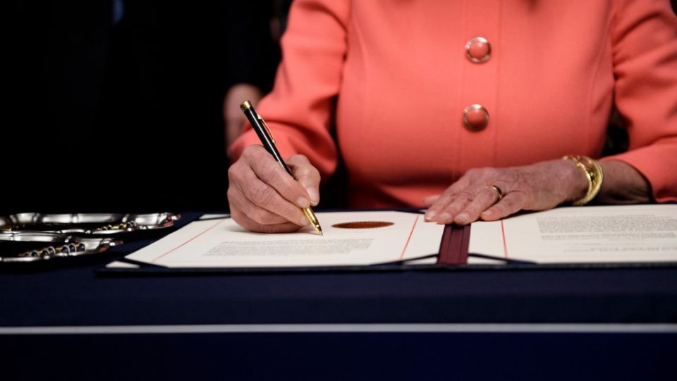 Este 15 de enero, líder demócrata en la Cámara de Representantes, Nancy Pelosi, firmó el acta de acusación durante una ceremonia solemne.