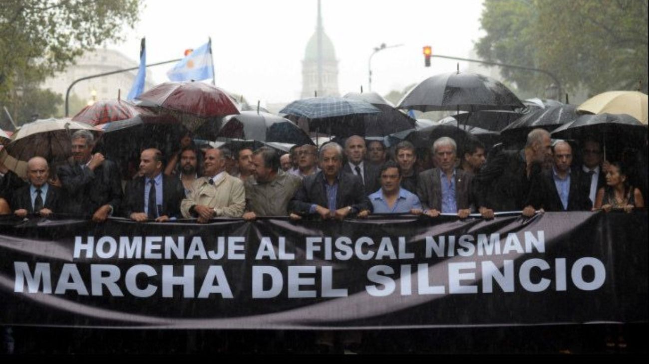 Al cumplirse el primer mes de la muerte de Nisman, miles de personas se congregaron en Plaza de Mayo para reclamar justicia. 