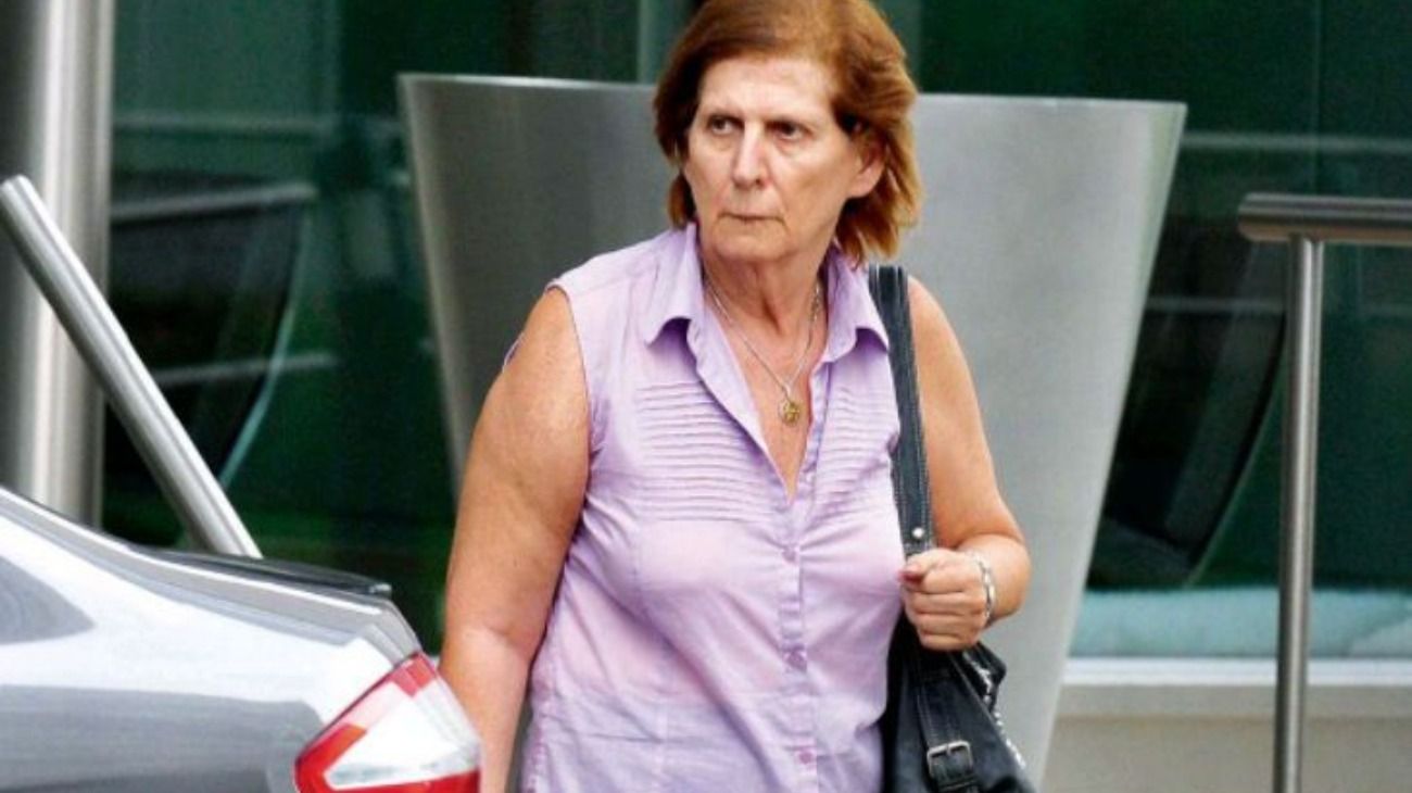 Sara Garfunkel, madre de Nisman, es quien logra ingresar a Le Parc y encuentra a su hijo muerto en el baño. 