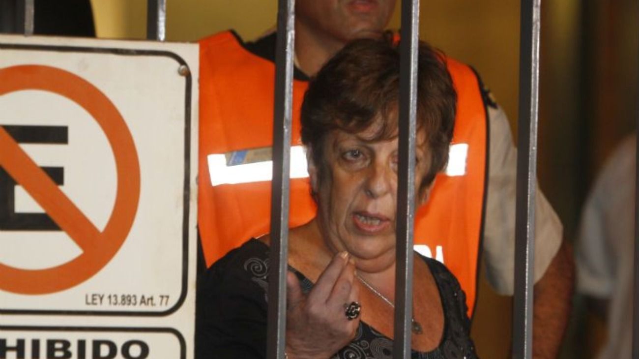 La fiscal Viviana Fein en la torre Le Parc, durante una conferencia improvisada ante los medios. 