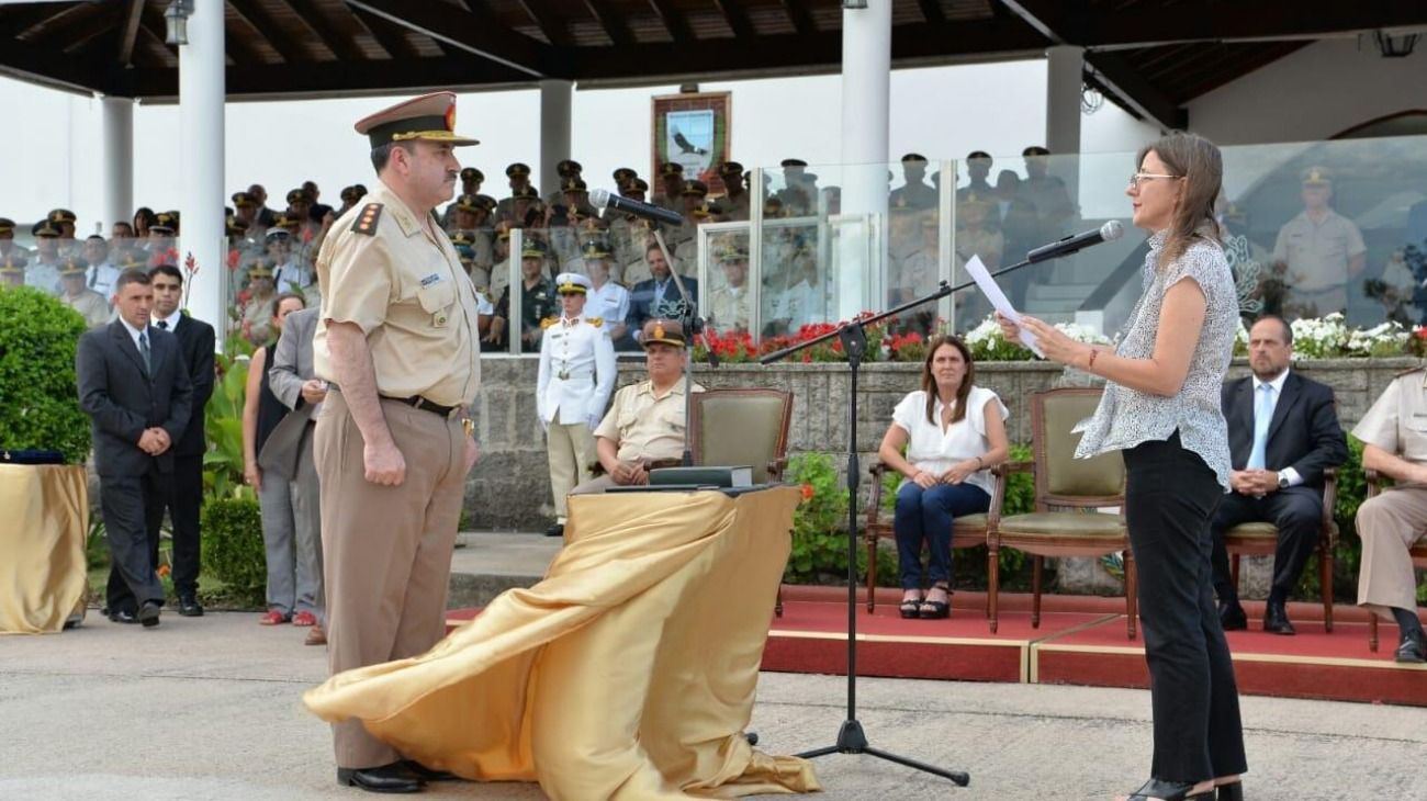 La flamante ministra de Seguridad, Sabina Frederic, tomó juramento a Andrés Severino como nuevo director de Gendarmería.