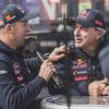 Stéphane Peterhansel (3°) hablando con su coequipier Carlos Sainz, ganador del Dakar 2020. Foto: Red Bull Content Pool.