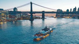 El crucero Bateaux permite apreciar la ciudad de noche desde el río Hudson.