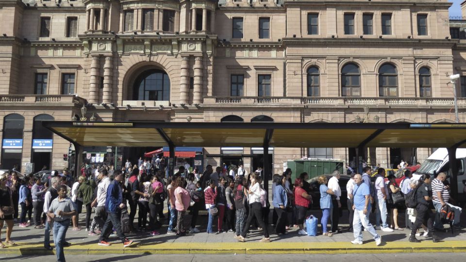 Se aumentará la frecuencia de las distintas líneas de colectivos que recorren el Metrobus del Bajo y el de la 9 de Julio.