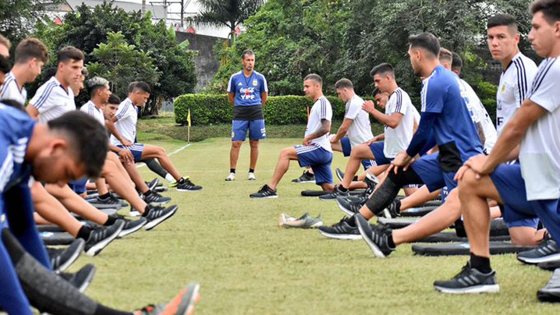 Fernando Batista oversees a training session of Argentina’s Under-23 squad.