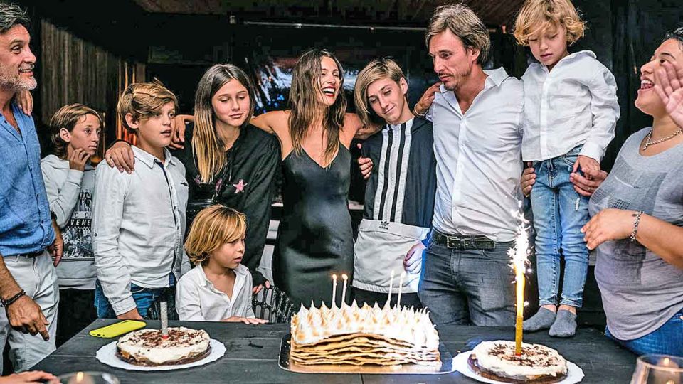 Torta. Pampita, sus hijos y los de Roberto García Moritán. Velas doradas y plateadas de cábala.