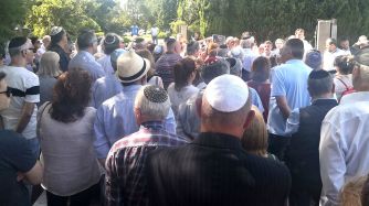 Vista del homenaje a Alberto Nisman en el Cementerio de La Tablada.