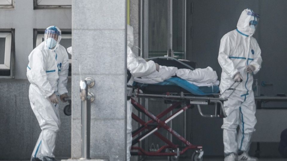 Científicos del Centro MRC para el Análisis Global de Enfermedades Infecciosas en el Imperial College de Londres advirtieron en un artículo publicado el viernes que el número de casos probablemente se acercaría a 1.700, muy por encima del número anunciado oficialmente.