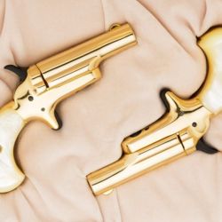 Un par de Derringer “Colt”, calibre .22 Short, destinadas al público netamente femenino.