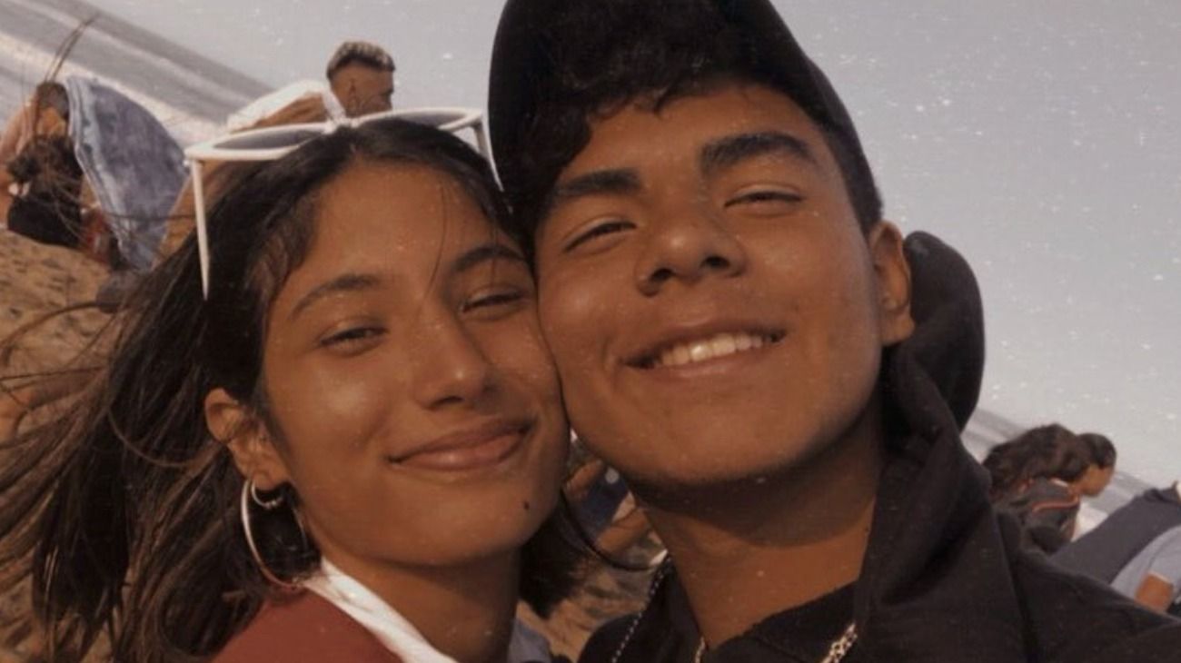 Julieta junto a Fernando en la playa.