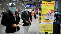 Los agentes de salud de Malasia se desplegaron en el aeropuerto internacional de Kuala Lumpur en Sepang tras un nuevo deceso por el coronavirus.
