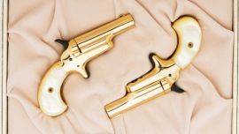 Un par de Derringer “Colt”, calibre .22 Short, destinadas al público netamente femenino.