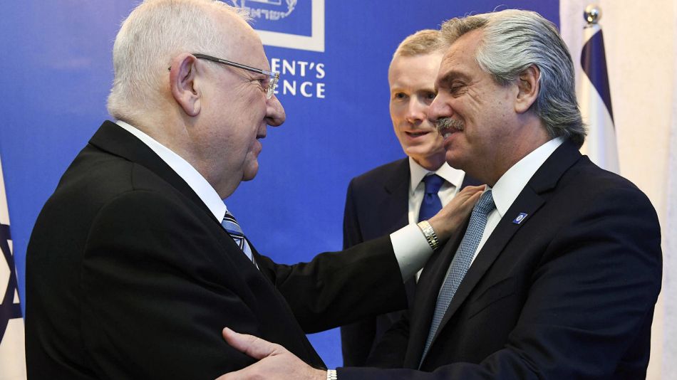 El presidente Fernández, recibido por el mandatario isaelí, Reuven Rivlin, en la cena de este miércoles 22 en Jerusalen.