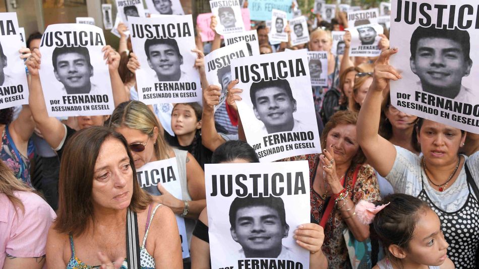 La gente en la marcha de apoyo a los padres de Fernando Báez Sosa.
