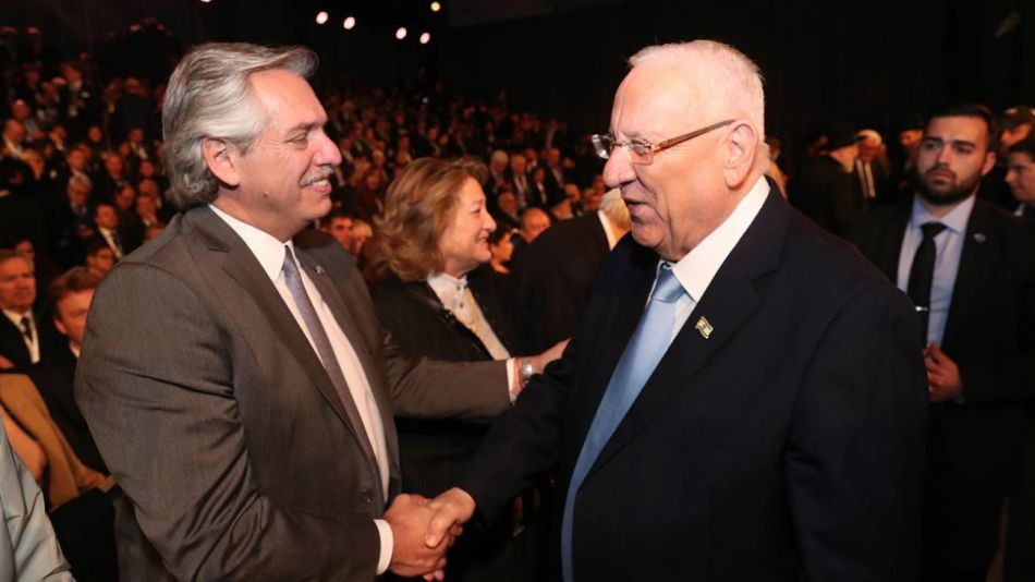 Presidente Alberto Fernandez saludando al Presidente israelí Reuven Rivlin.