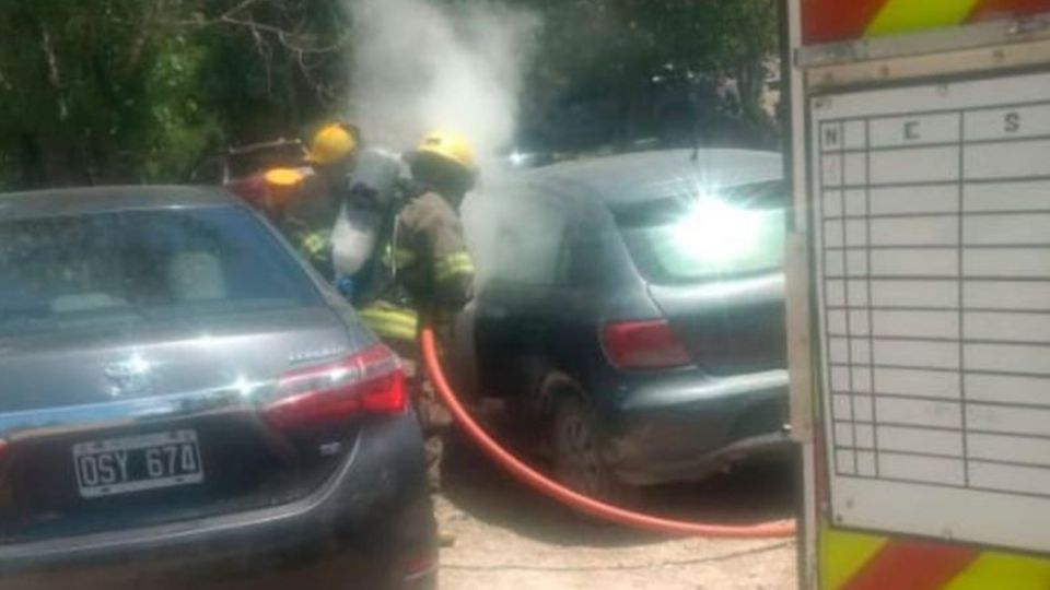 Quisieron apurar el asado y lo empezaron en el baúl de un auto.