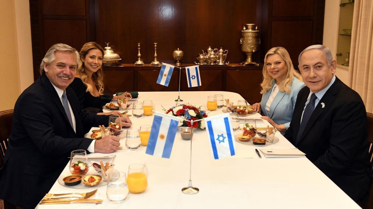 Alberto Fernández junto a Fabiola Yañez y el primer ministro israelí Benjamin Netanyahu junto a su esposa Sara.