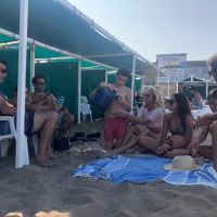Karina Rabolini se mostró acaramelada con su novio y su familia en Pinamar