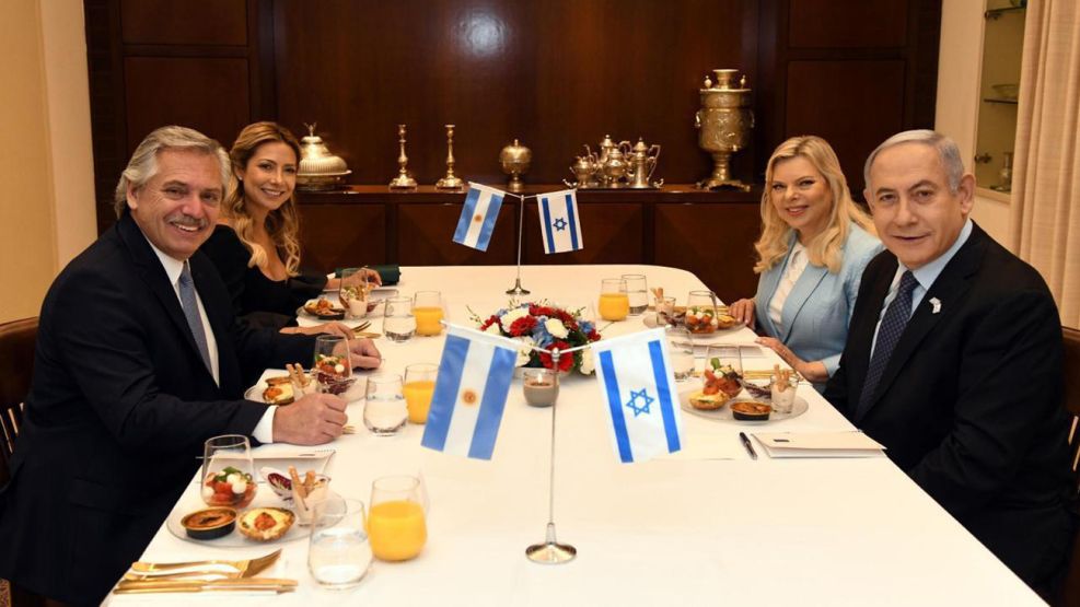 Alberto Fernández junto a Fabiola Yañez y el primer ministro israelí Benjamin Netanyahu junto a su esposa Sara
