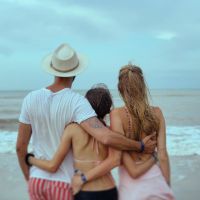 La foto familiar de Abel Pintos junto a su novia Mora y la hija de ella