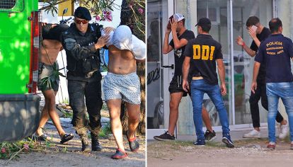 Detenidos. El jueves, los dos principales acusados saliendo de la comisaría en Pinamar (izq.). Ayer, en la segunda rueda (der.).