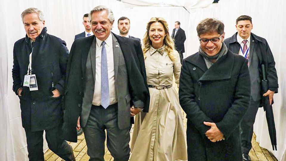 Gira. Alberto subió a Axel al avión rumbo a Israel, donde compartieron agenda y ratos libres.