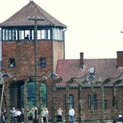 Imagen actual de la entrada a Auschwitz II | Foto:Gentileza Memorial Auschwitz