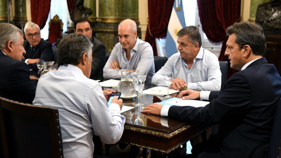 Sergio Massa recibe a gobernadores y legisladores de Juntos por el Cambio para hablar sobre las deudas provinciales.