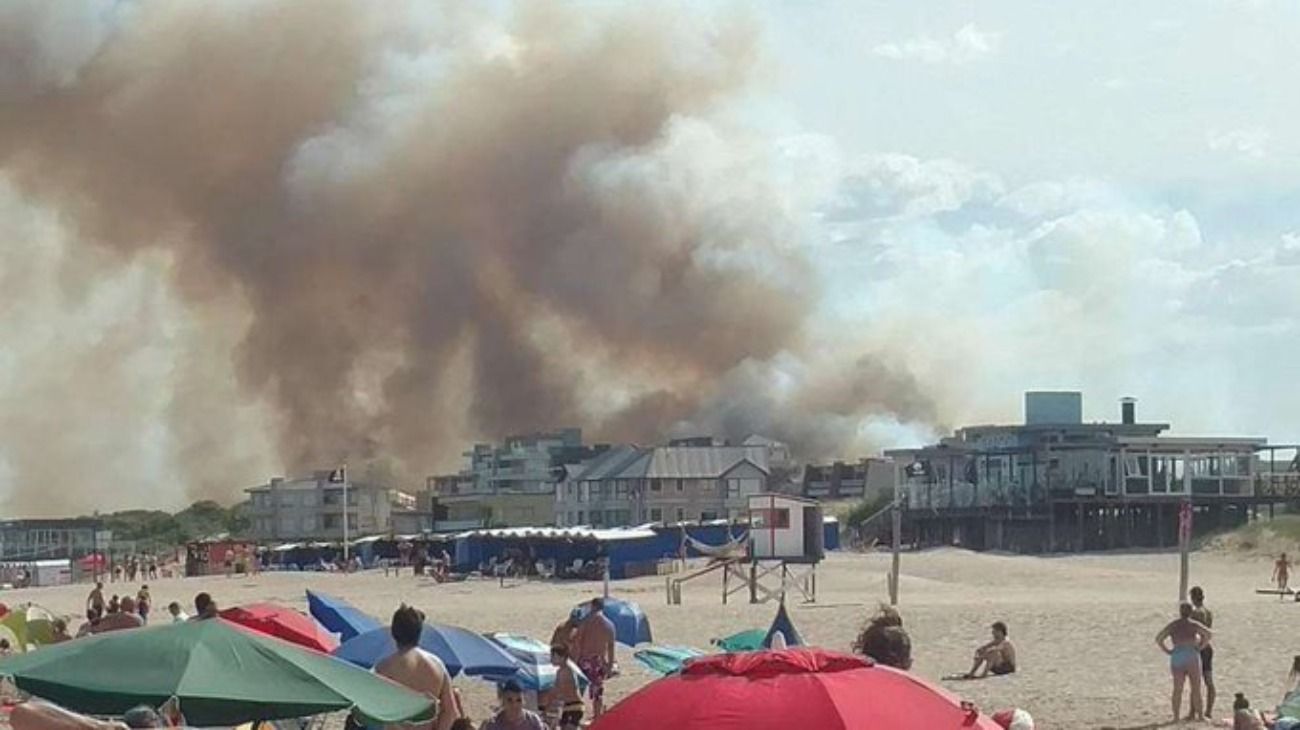 Un feroz incendio se desató en la entrada de Villa Gesell.