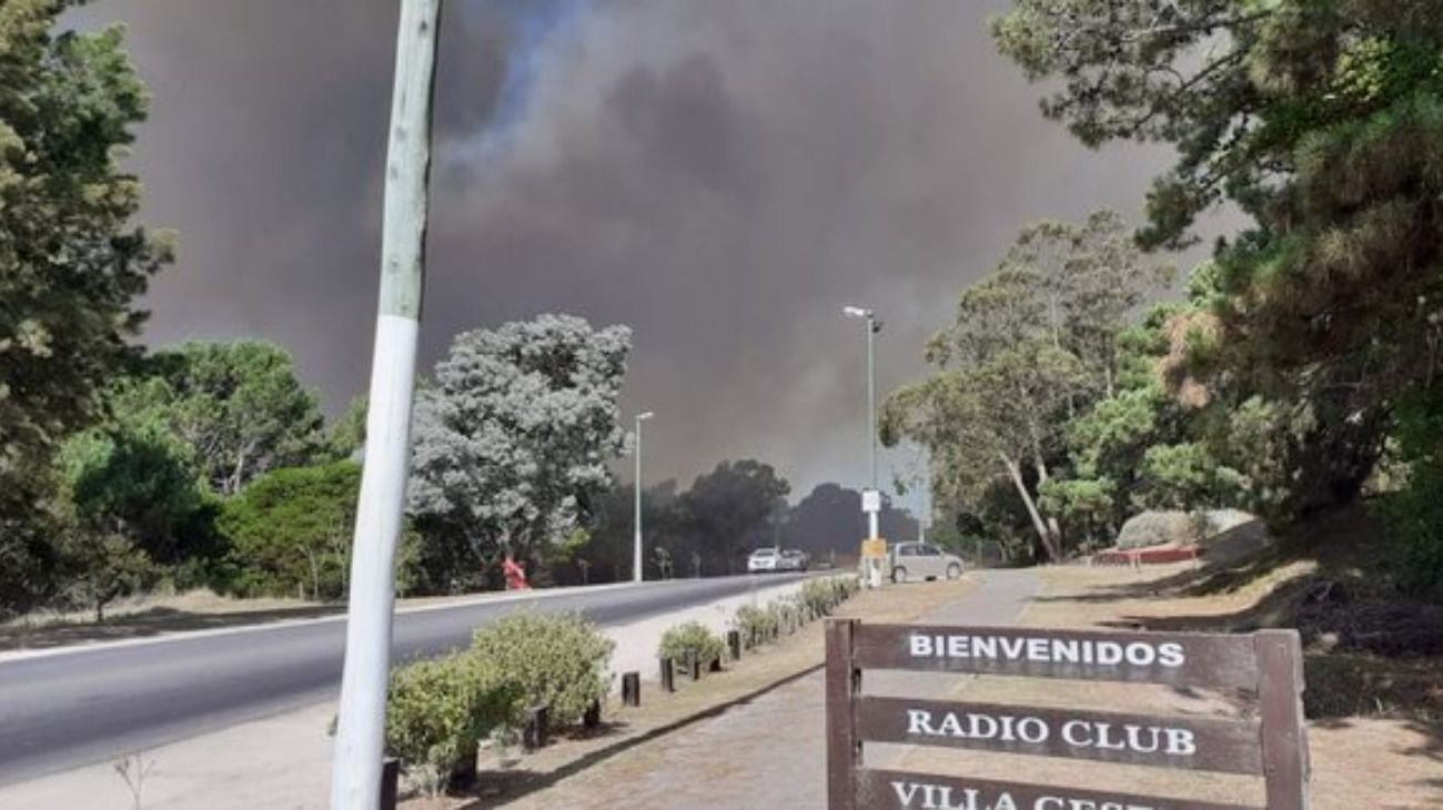 Un feroz incendio se desató en la entrada de Villa Gesell.