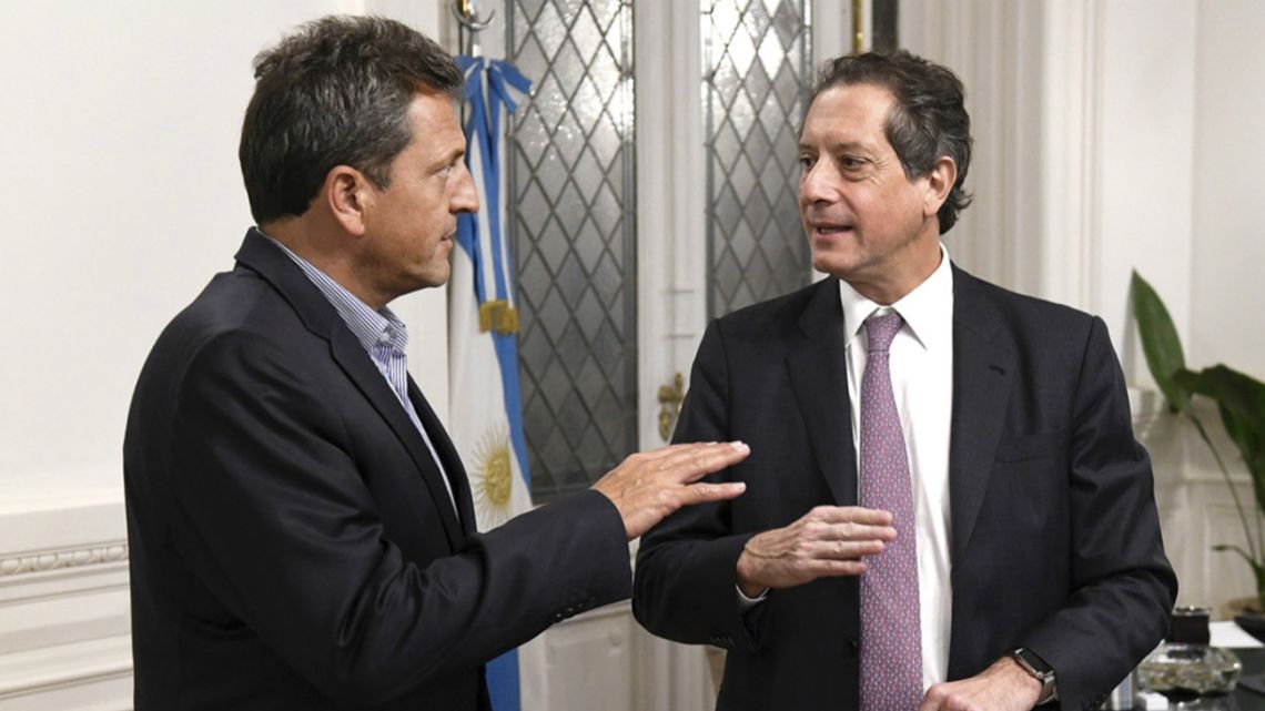 The President of the House of Representatives, Sergio Massa (left), with the holder of the Central Bank, Miguel Angel Pesce (right), stamps his signature for the new bills that will be issued by the entity, January 24 2020.