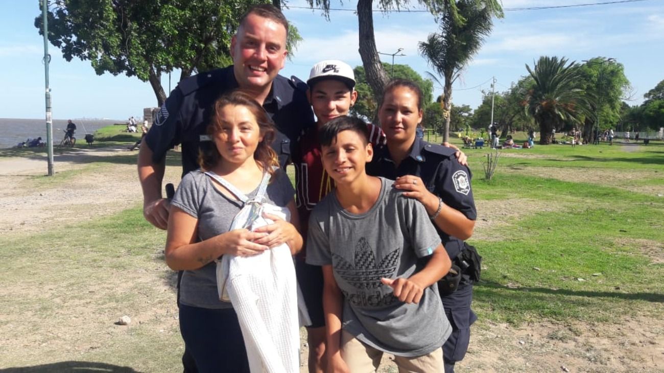 Miguel y su compañera  Eliana Feversani junto con los chicos salvados. 