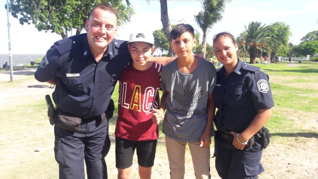 Miguel junto con los chicos a los que el 24 de enero les salvó la vida. 