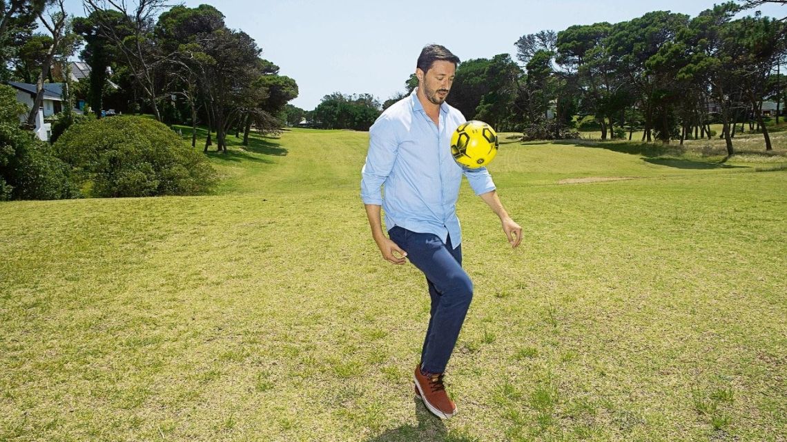 Martín Yeza practicando con la pelota en Pinamar. | Foto:Mario De Fina